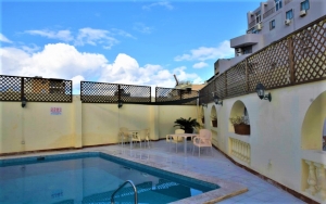 Malta Linguaの屋上プール