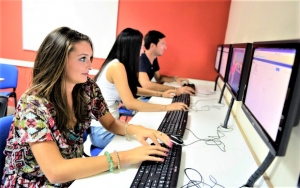 Club Class Maltaの学生用共有PCを使っている生徒達