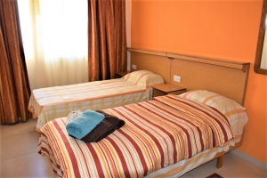 Clubclass Maltaの学生用アパートメント内ベッドルーム