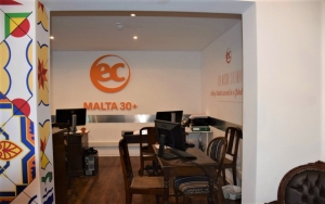 マルタの人気大規模語学学校EC Maltaの30歳以上の生徒用校舎内スタッフルーム