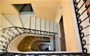 マルタの人気語学学校AM Language Studioの校舎内階段