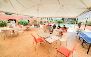 マルタ大学付属語学学校Malta University Language Schoolのカフェテリア内テーブル席の様子