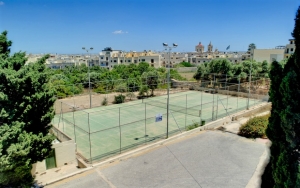 マルタ大学付属語学学校Malta University Language Schoolのテニスコート