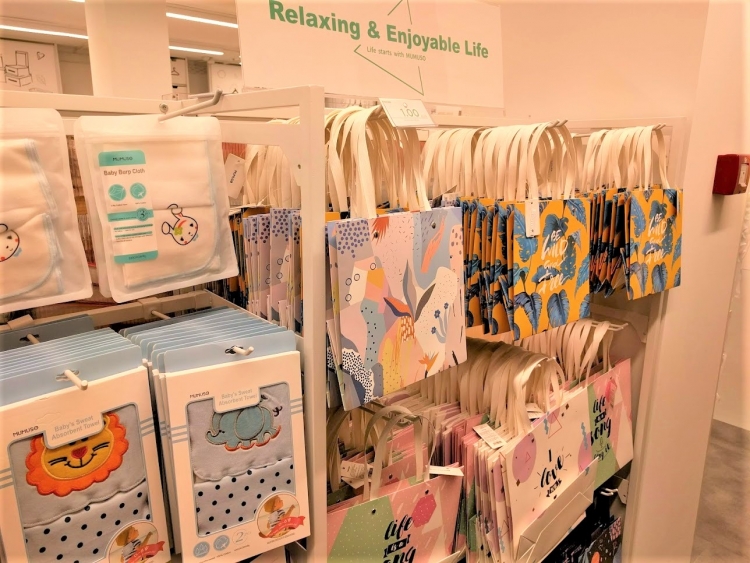 マルタ留学人気中心地エリアSliemaにオープンした雑貨屋さんMUMUSOの紙バッグコーナー