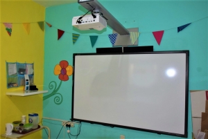 マルタ親子留学のパイオニアAlpha School of English内のKid's Club用教室に設置されている電子黒板