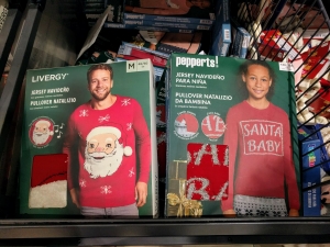 マルタ留学のクリスマス時期のスーパーマーケットで販売されているクリスマスセーター