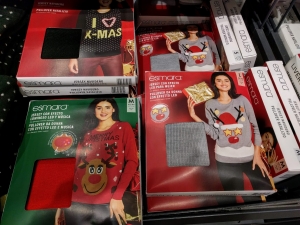 マルタ留学のクリスマス時期のスーパーマーケットで販売されている女性用クリスマスセーター