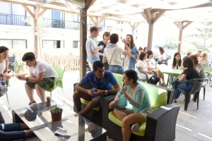 マルタ親子留学人気校GV Maltaの屋上テラスでレッスン後におしゃべりを楽しむ生徒達の様子