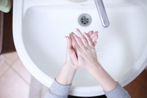 マルタ留学中のコロナウィルス対策として手洗いをする様子