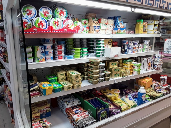 マルタ留学-コロナウィルスによる自粛ムード中のスーパーマーケット内の様子（チーズコーナー）