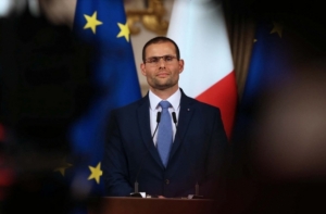 コロナウィルスの自粛規制緩和を発表するマルタの首相