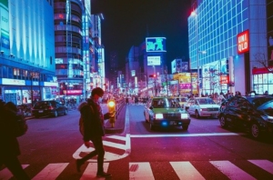 日本の都会の夜の風景