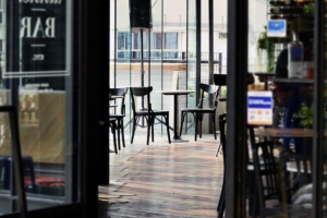 マルタの新型コロナウィルス感染拡大防止の規制強化の為に飲食スペースを一時的に閉めるカフェ