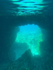 マルタのコミノ島で見つけた秘密のトンネル