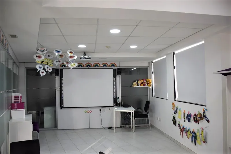 マルタ親子留学人気校ACE English Malta校の子供用教室内に設置されているInteractive White Board