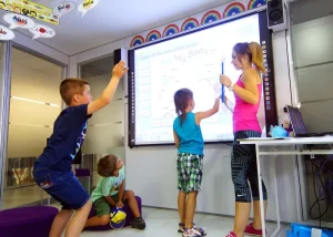 マルタ親子留学人気校ACE English Maltaの子供用教室内に設置されているInteractive White Boardを使用した授業の様子